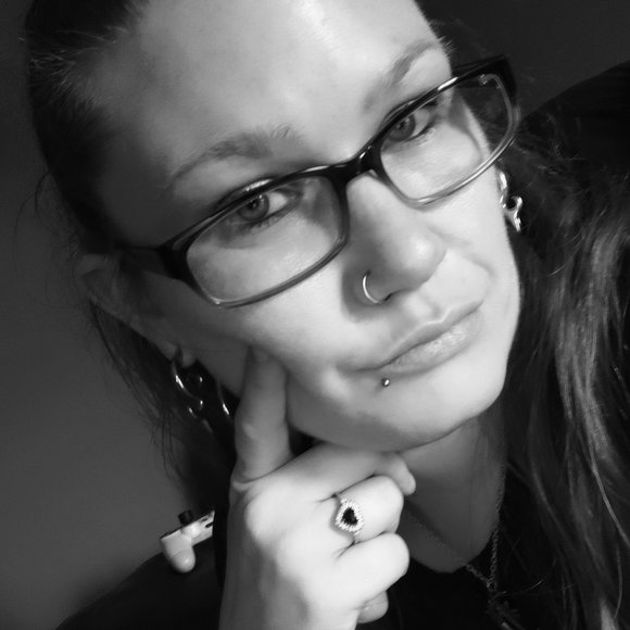 Meet your Posher, Whitney - Picture 1 of 2